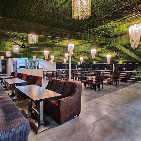 Golden Chariot Hotel 다만 외부 사진