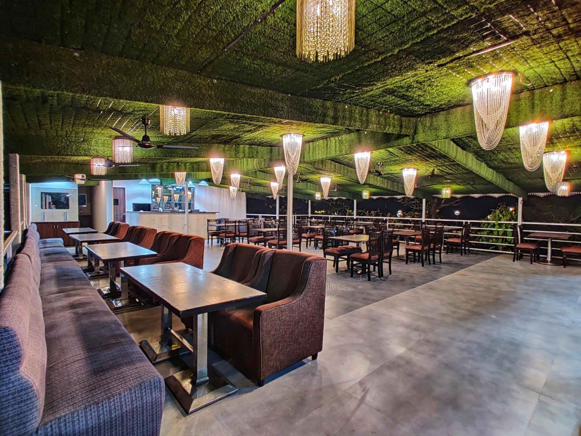 Golden Chariot Hotel 다만 외부 사진
