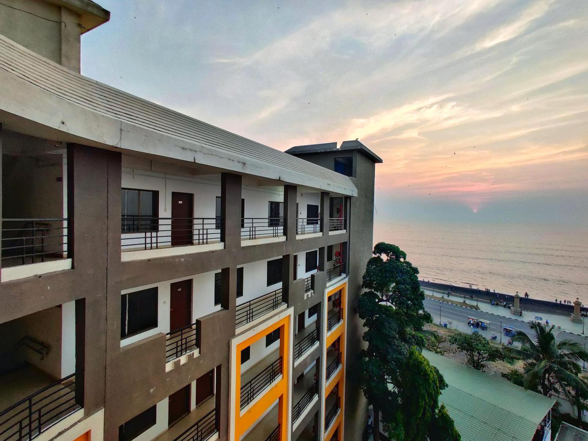 Golden Chariot Hotel 다만 외부 사진