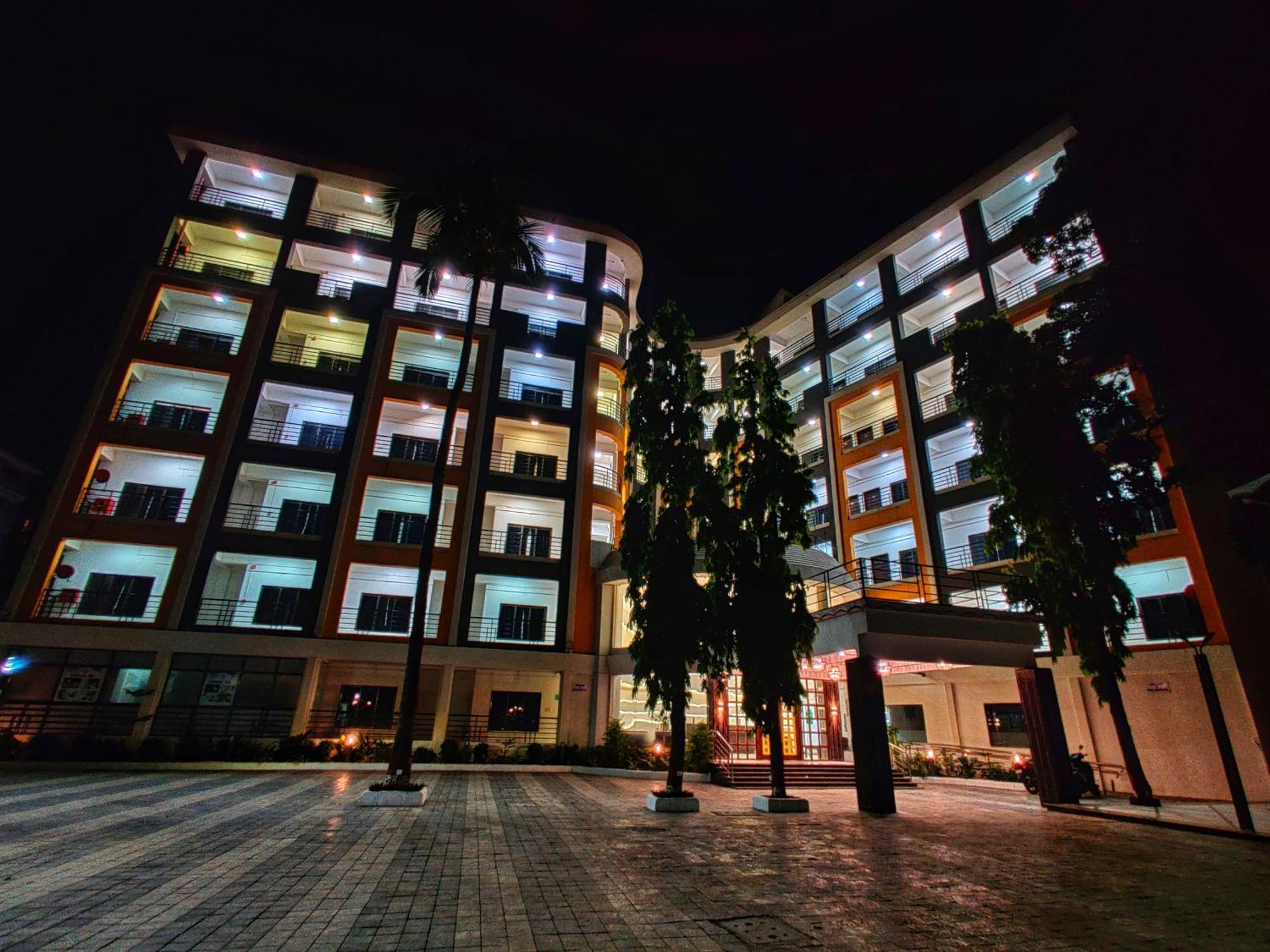 Golden Chariot Hotel 다만 외부 사진