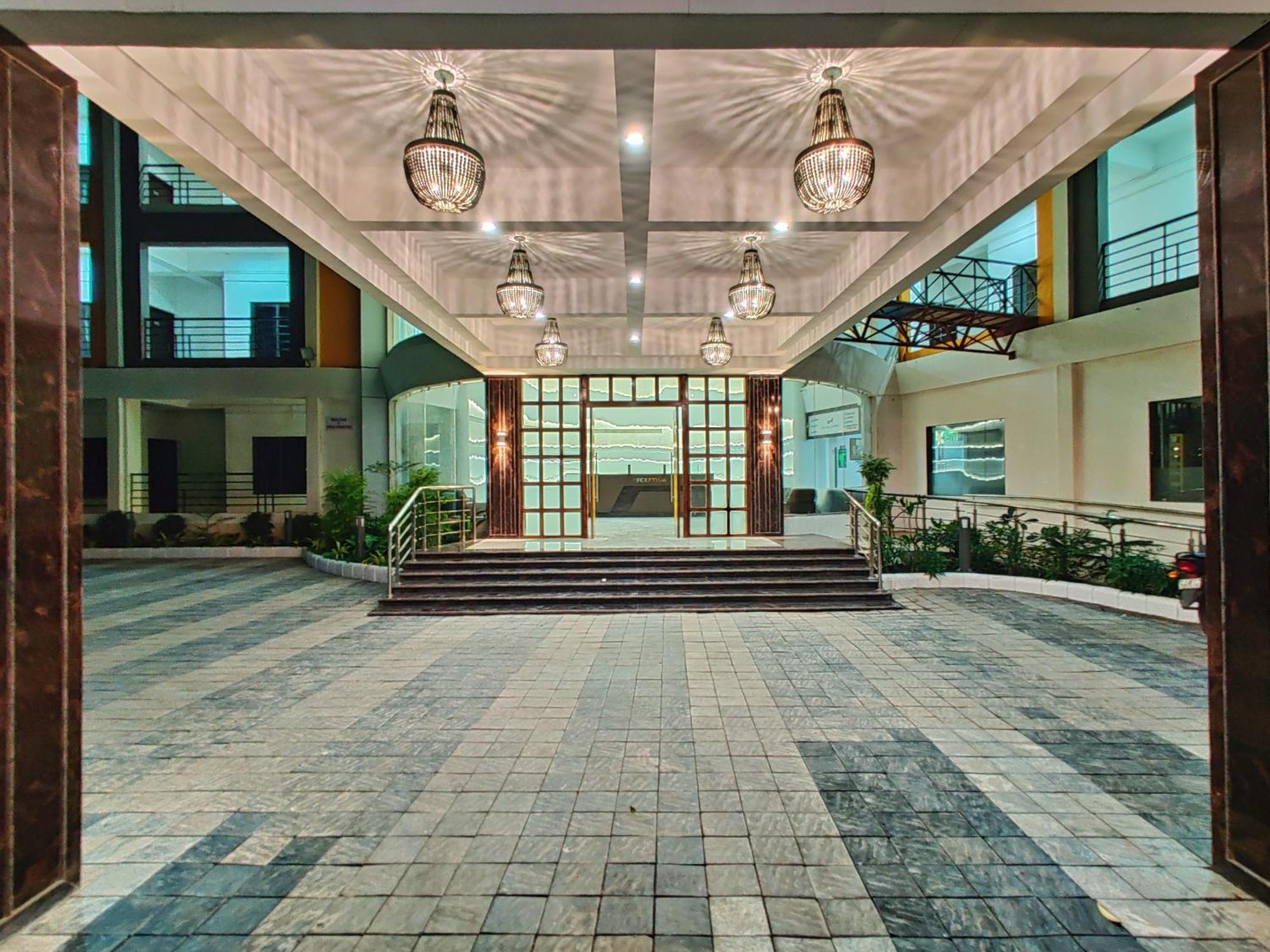 Golden Chariot Hotel 다만 외부 사진