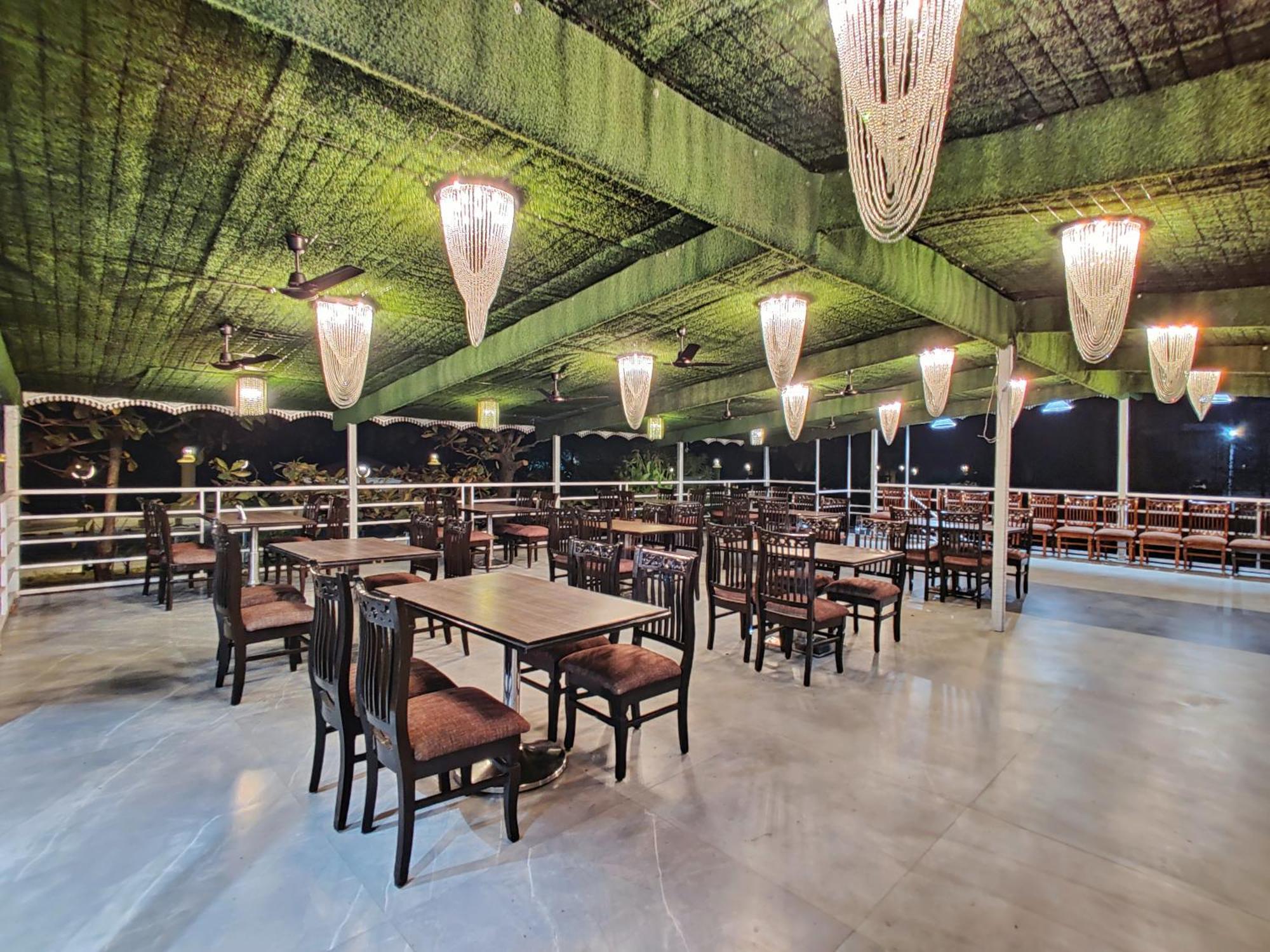 Golden Chariot Hotel 다만 외부 사진