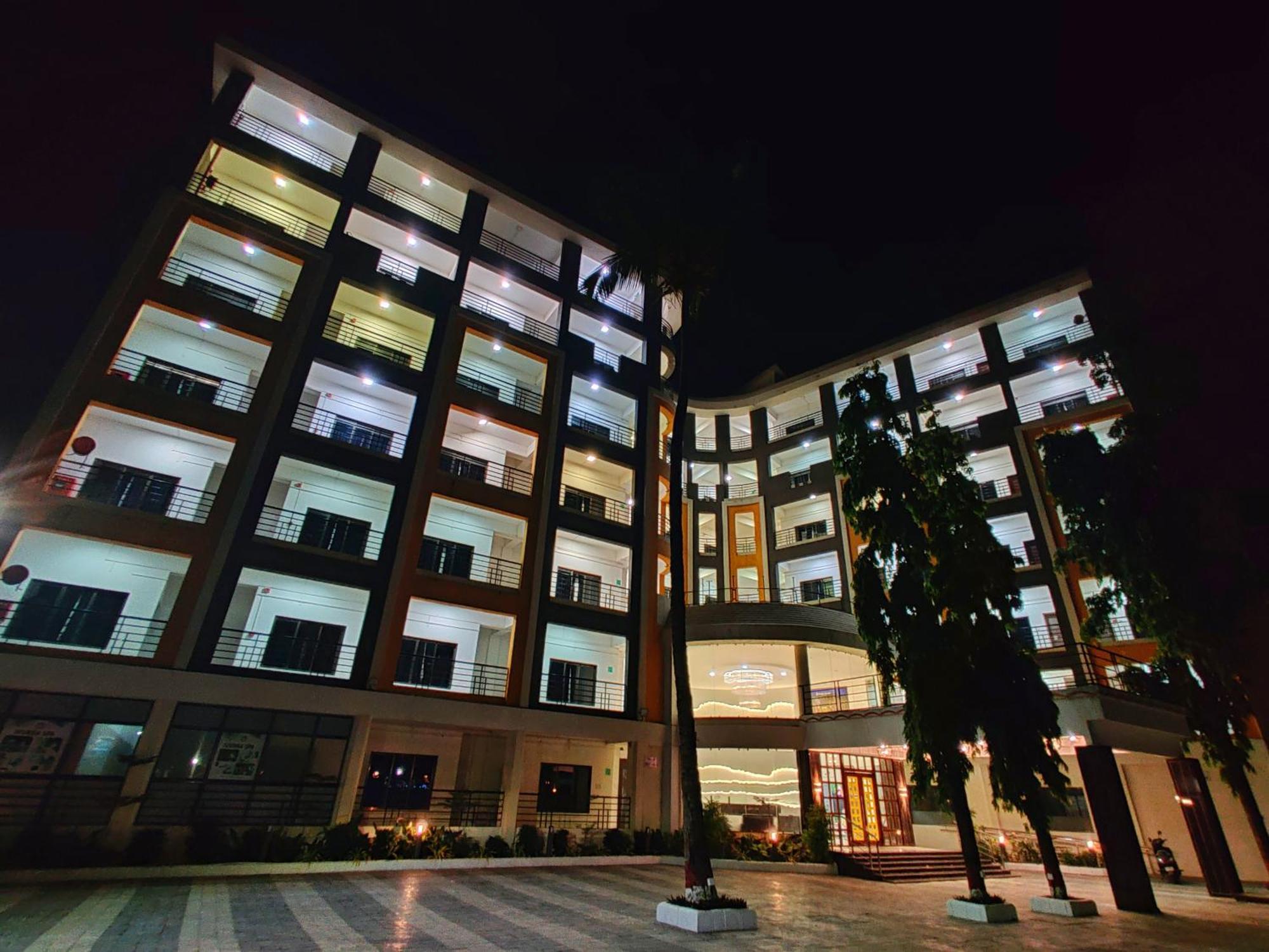 Golden Chariot Hotel 다만 외부 사진